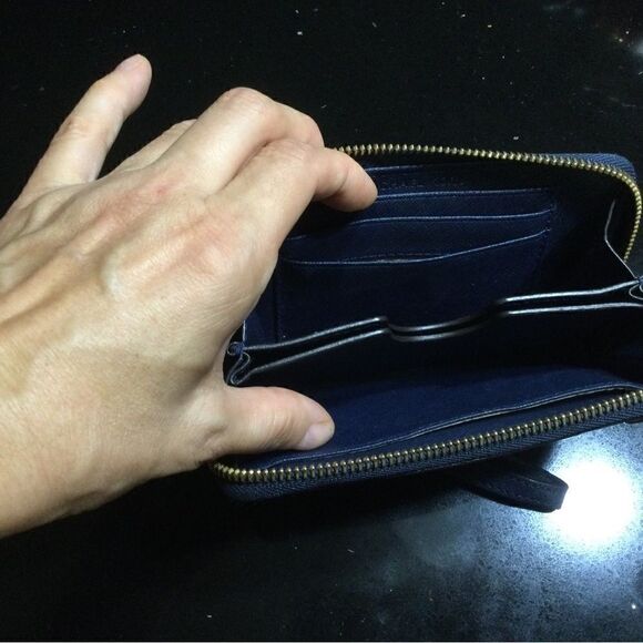 MICHAEL KORS Wristlet  - Picture 7 of 13